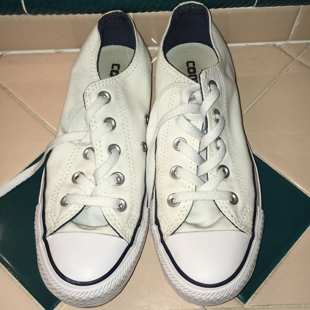 Converse low tops white w/red/white/blue stripes